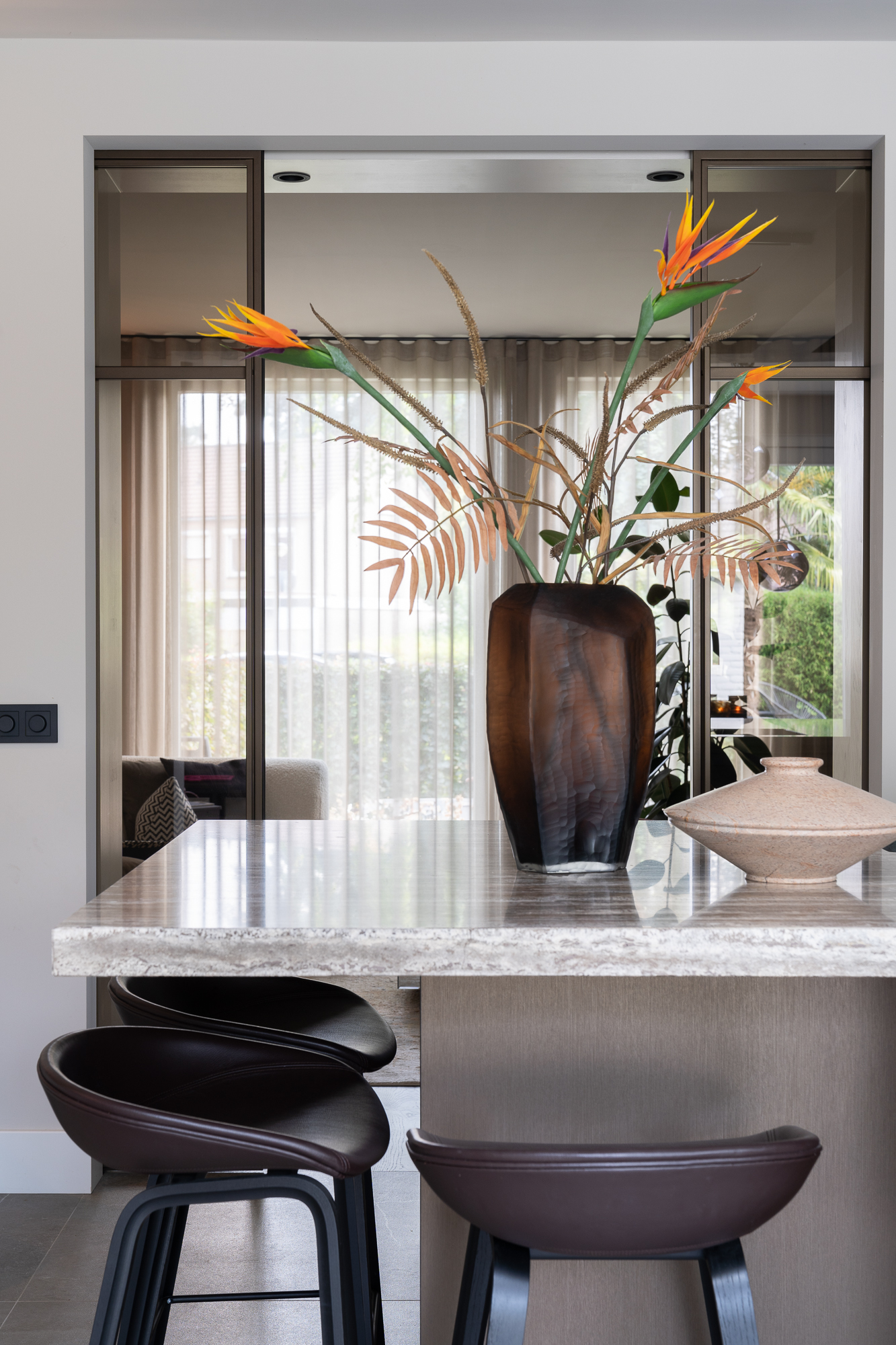 Interieur fotografie moderne keuken beige met marmer en stalen deur